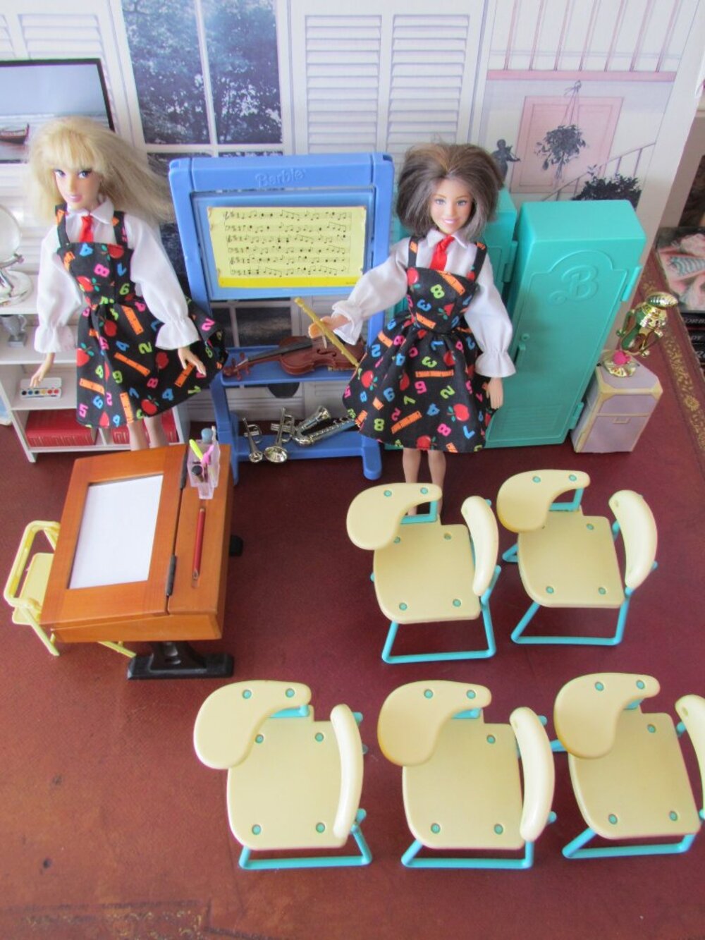 BARBIE HIGH SCHOOL CLASSROOM, 2 TEACHERS: ART & MUSIC + DESKS, LOCKERS, MORE